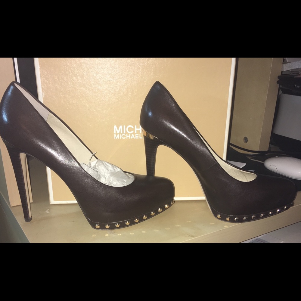 Michael Kors Ailee Pump in a Dark Chocolate